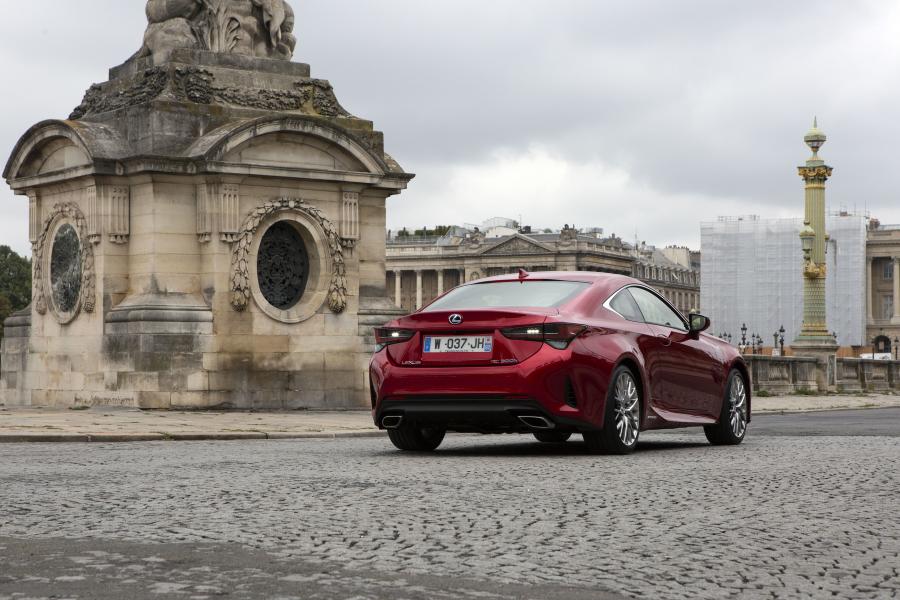  Lexus RC300h 2018 года  (WW) (фото 15 из 139)